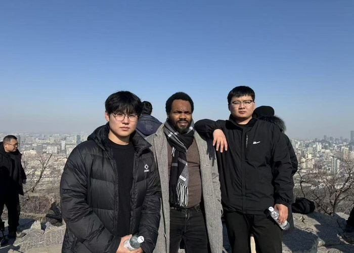 Customer visiting ANTE 6